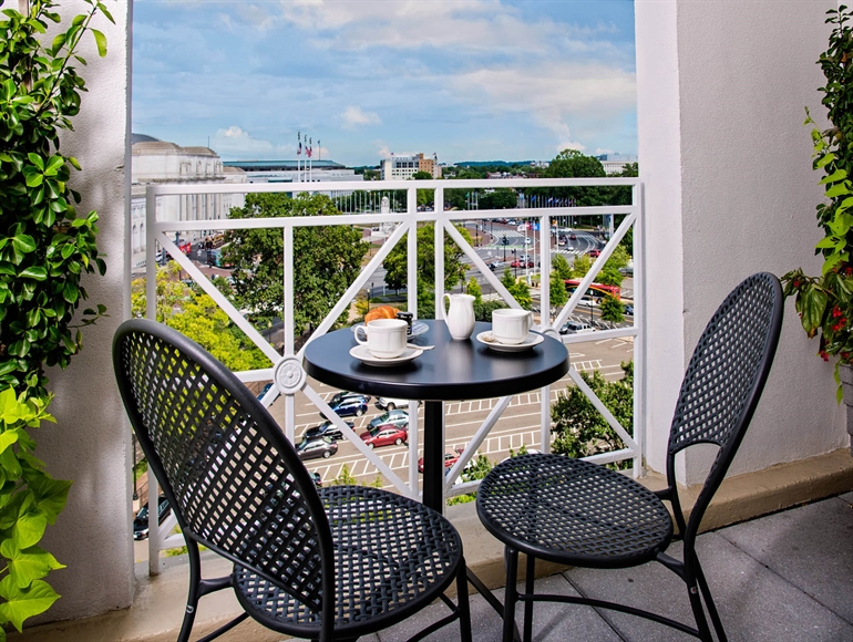 Capitol Penthouse Suite Mobility/Hearing Accessible with Roll in Shower